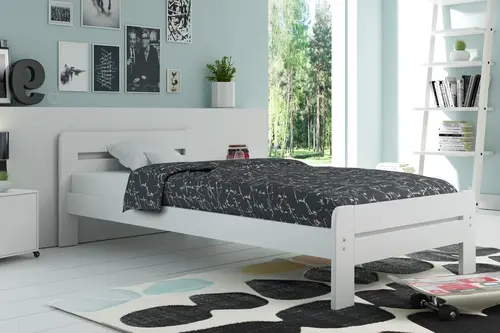 Białe drewniane łóżko do sypialni