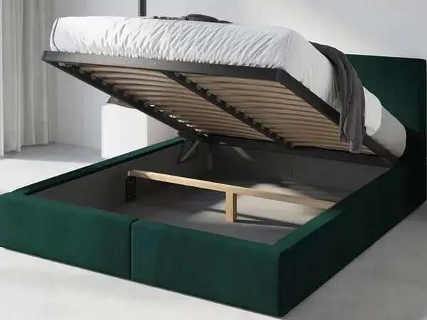 Eleganckie łóżko małżeńskie z niskim zagłówkiem w jasnej sypialni